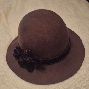 Chic Women's Brown Wool Hat with Velvet Floral Detail